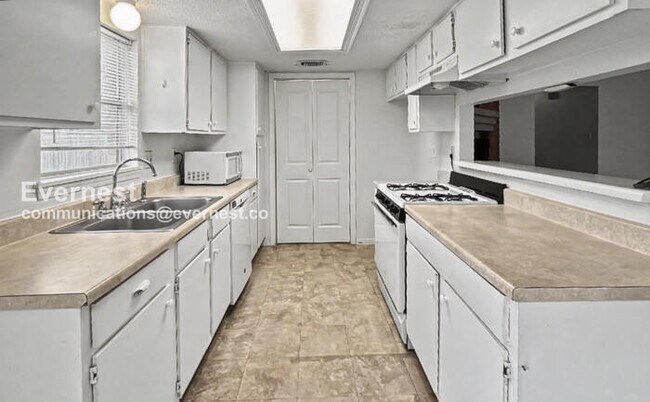 Foto del edificio - 3206 Abbey Field Ln