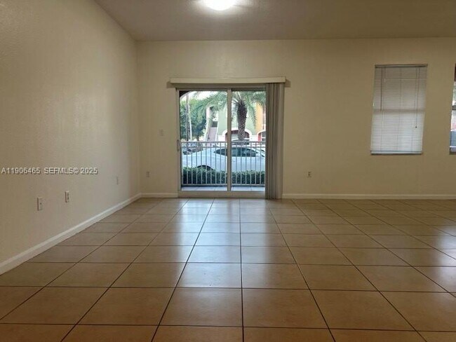 Foto del edificio - 11002 NW 83rd St