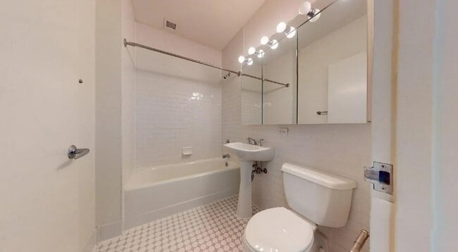 Building Photo - Washington Street