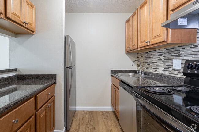 1HAB, 1BA, 625 ft² - Carlyle House Apartments