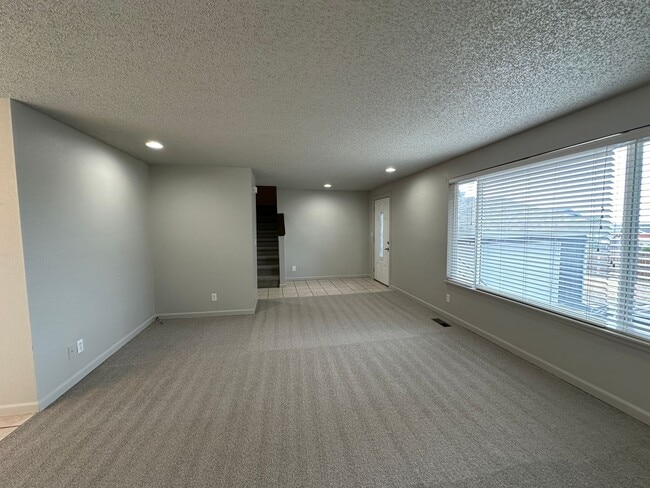 Building Photo - 336 Satus St