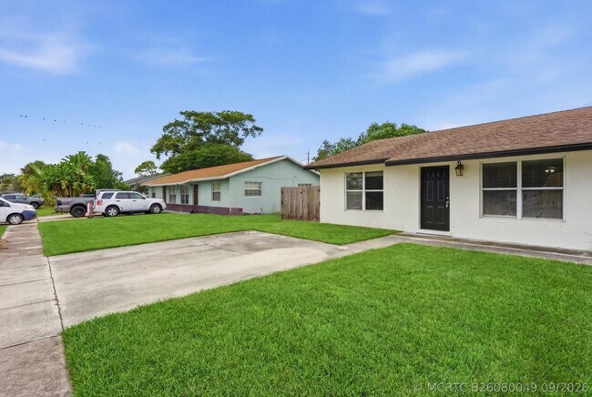 Building Photo - 3847 Roan Ct E