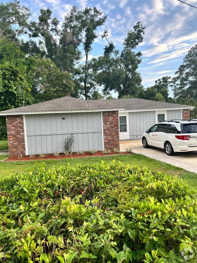 Building Photo - 2805 Villamore Ave