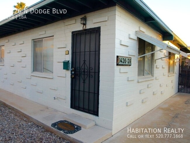 Building Photo - Clean, Mid-Century Duplex w/Central AC, Pa...