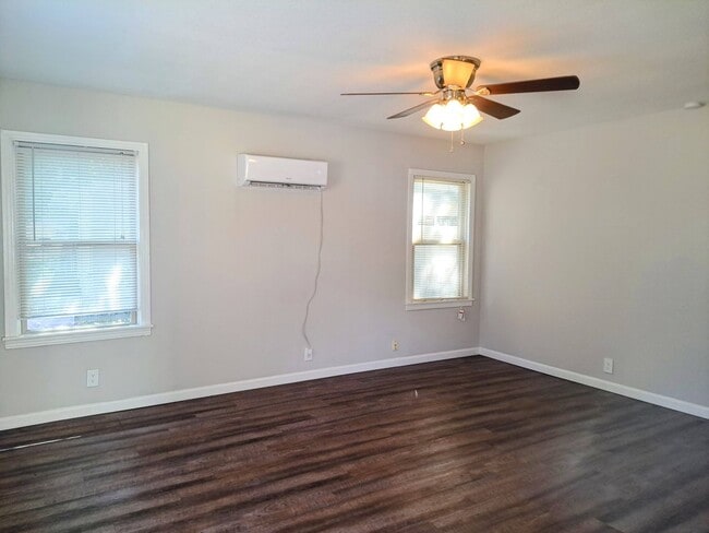Building Photo - 1 Bedroom / 1 Bathroom