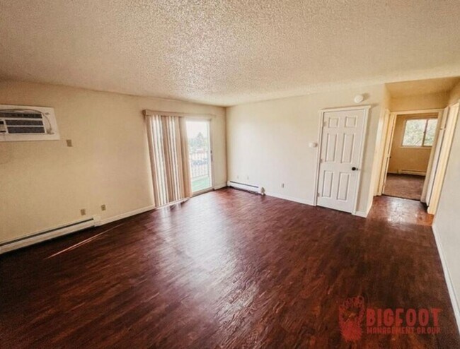 Foto del edificio - Pet Friendly 2 Bedroom/ 1 bath Westside Location With Balcony!