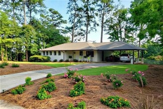 Building Photo - 2356 Valley View Dr SE