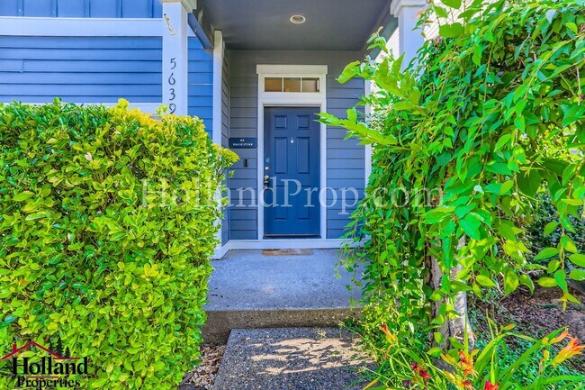 Foto del edificio - Charming 4-Bedroom Home with Private Hot T...