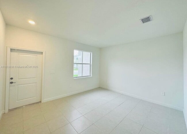 Building Photo - 1658 SE 26th Ter