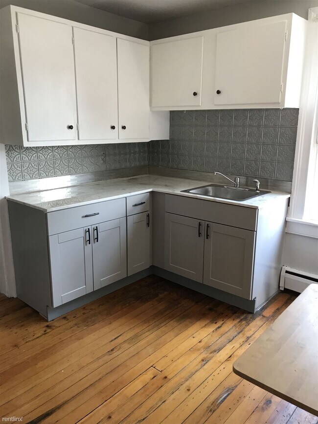Building Photo - 1 br, 1 bath Townhome - 18 Osborne Ave Apt #4