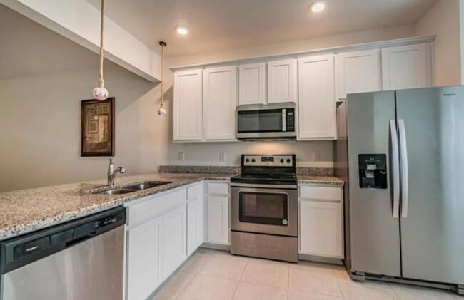 Building Photo - 1122 Hillhurst Dr