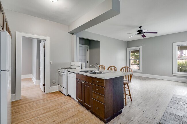 Foto del edificio - Historic Charm Meets Modern Living in the Heart of Lowry Hill