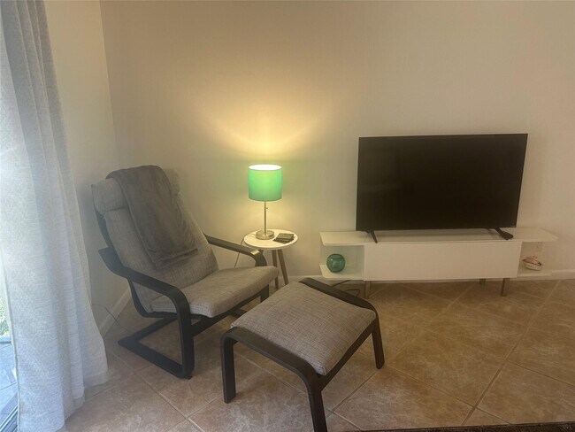 Foto del edificio - 251 S Cypress Rd