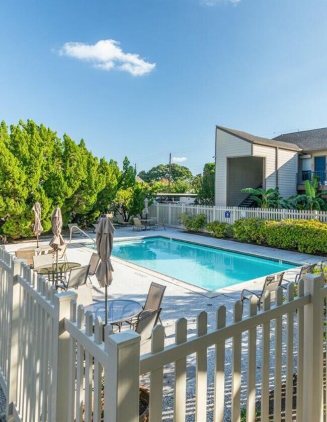 Foto del edificio - 7031 N Holiday Dr