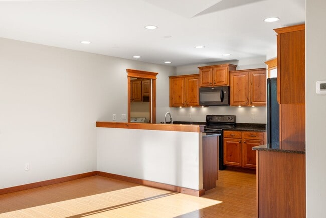 Foto del edificio - Spacious Single Level home with A/C & 3-car Garage