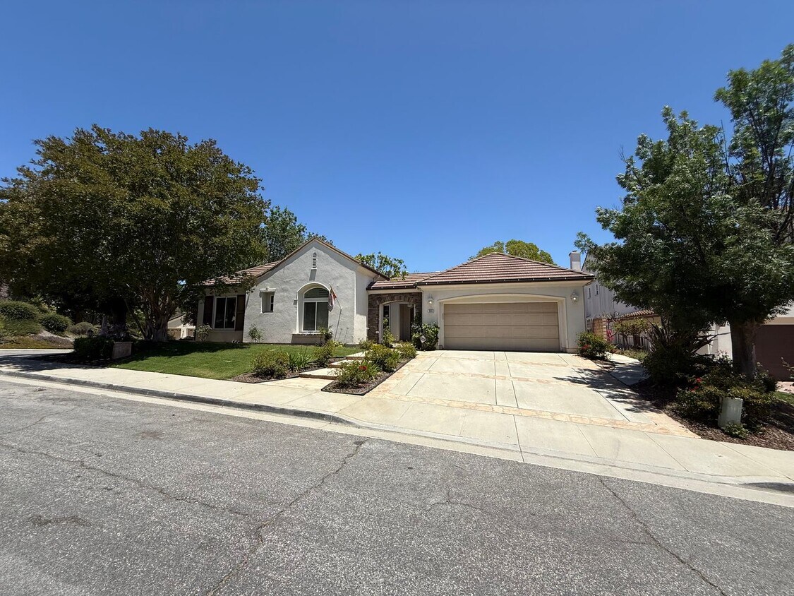 Foto principal - 4 bed, 3 1/2 bath beautiful home Wood Ranc...