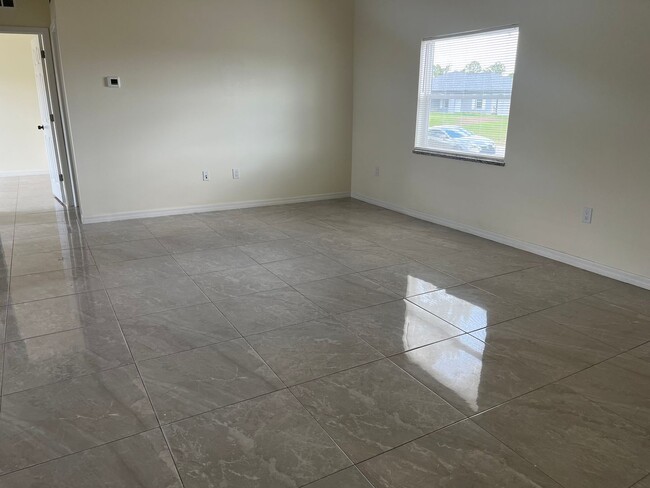 Foto del edificio - 3br 2 ba Awesome Location off Sunshine Blvd