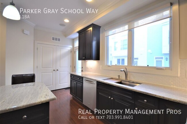 Building Photo - Beautiful End Unit Townhouse, Ideal Old To...