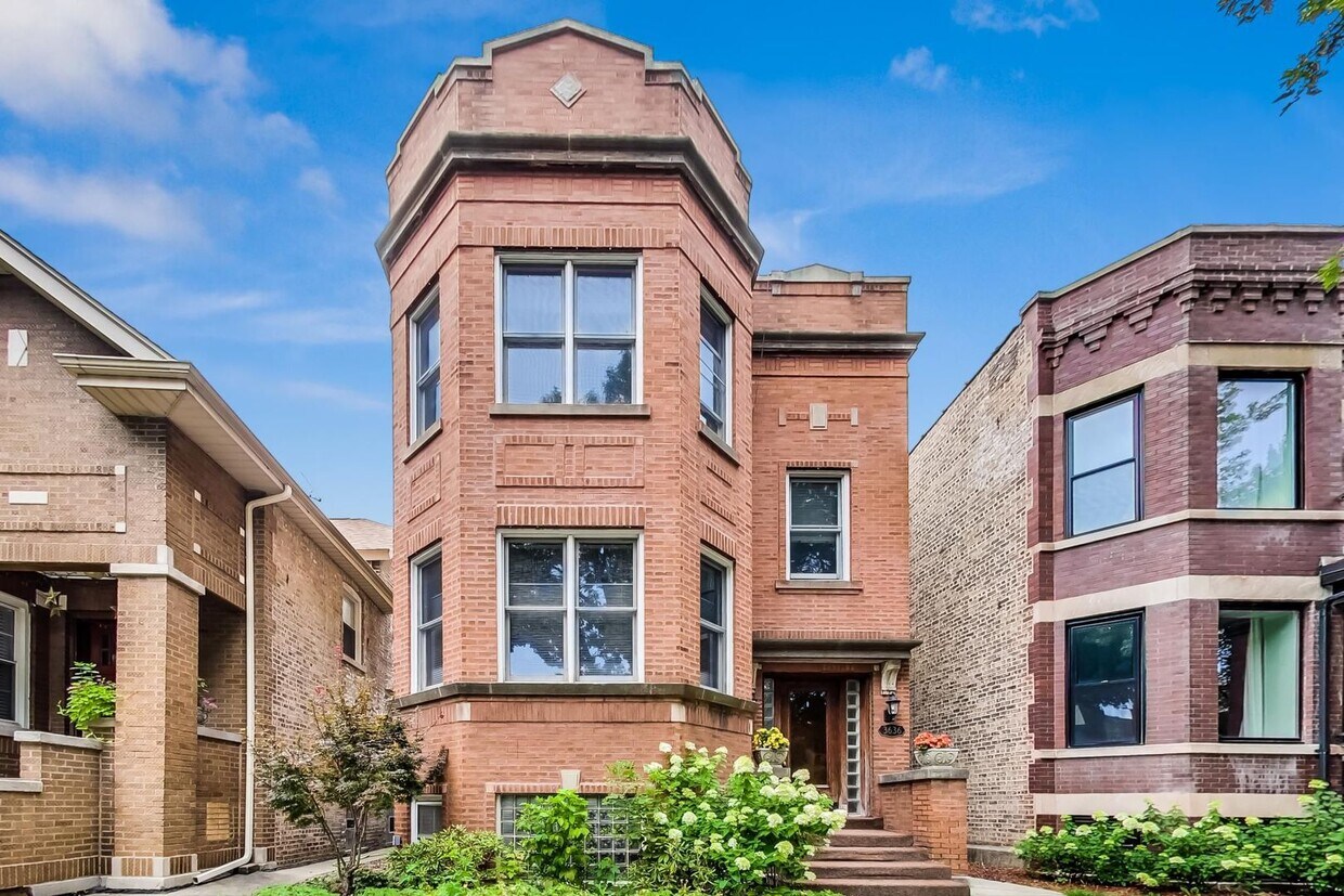 Primary Photo - 3636 N Claremont Ave