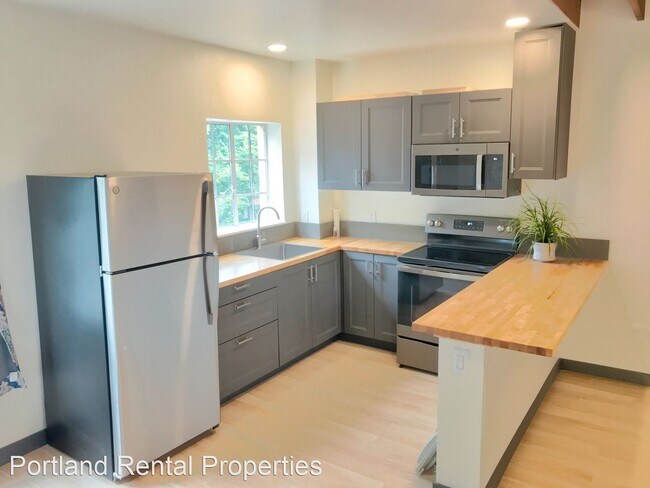 Building Photo - Studio, 1 bath House - 2829 SE Belmont St....