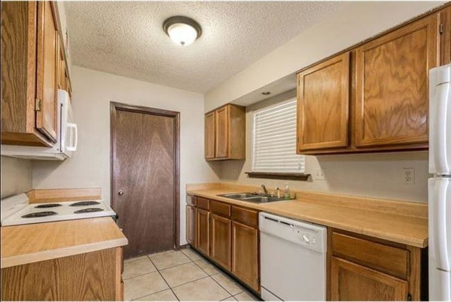 Building Photo - 631 Village Ln S Apt C