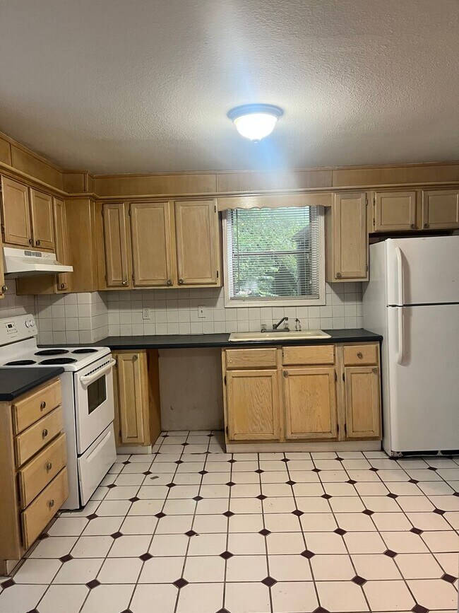 Building Photo - 307 N 16th | 3 Bed, 2 Bath