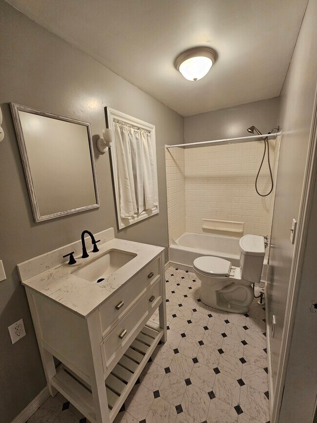 Foto del edificio - 410 W Bond St