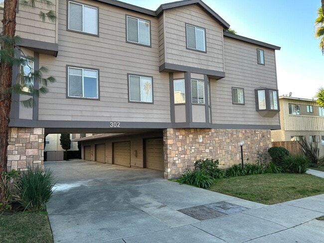 Building Photo - 302 W Loraine St