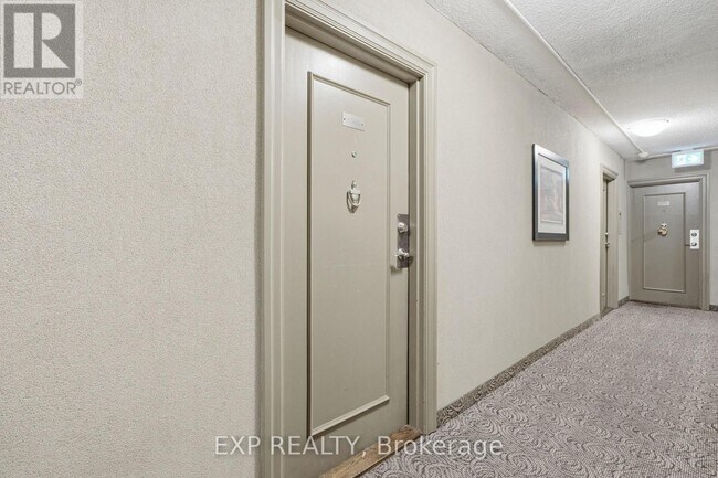 Building Photo - 975 Warwick Ct