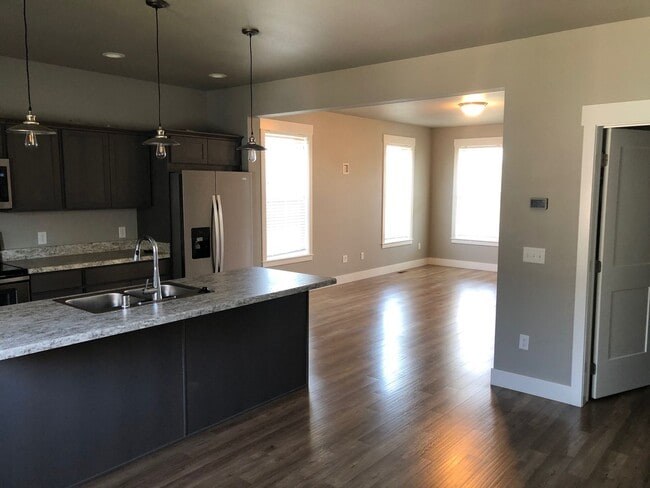 Building Photo - Gorgeous 3 bed townhome