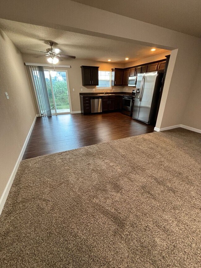 Foto del edificio - 2 bedroom, 2.5 bathroom Townhome in Raymor...
