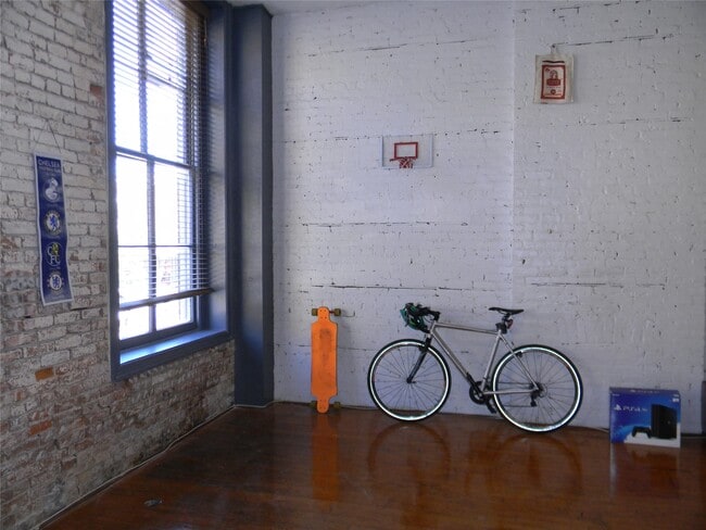 Building Photo - 2315 The Strand