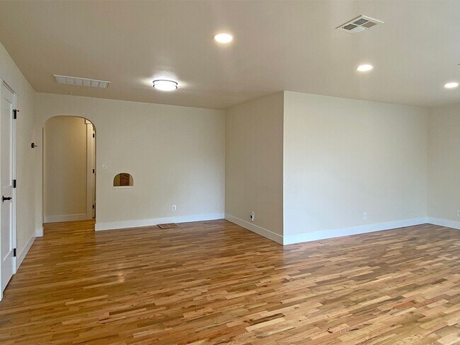 Building Photo - Spacious 4 bedroom home!