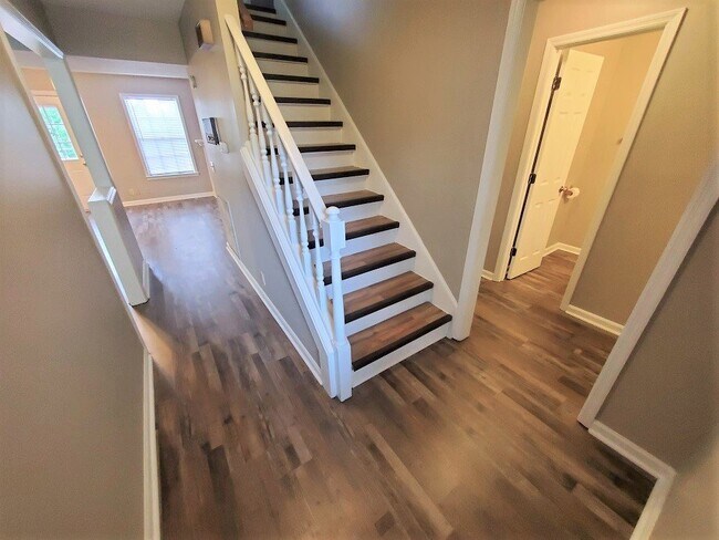 Foto del edificio - Spacious 3BR/2.5BA Townhouse in The Maples...