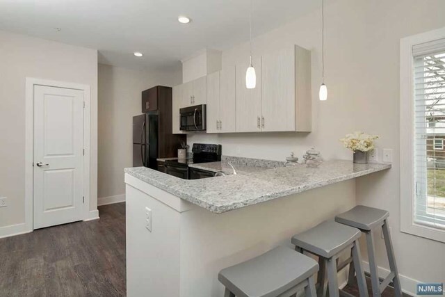 Foto del edificio - 241 Ridge Rd