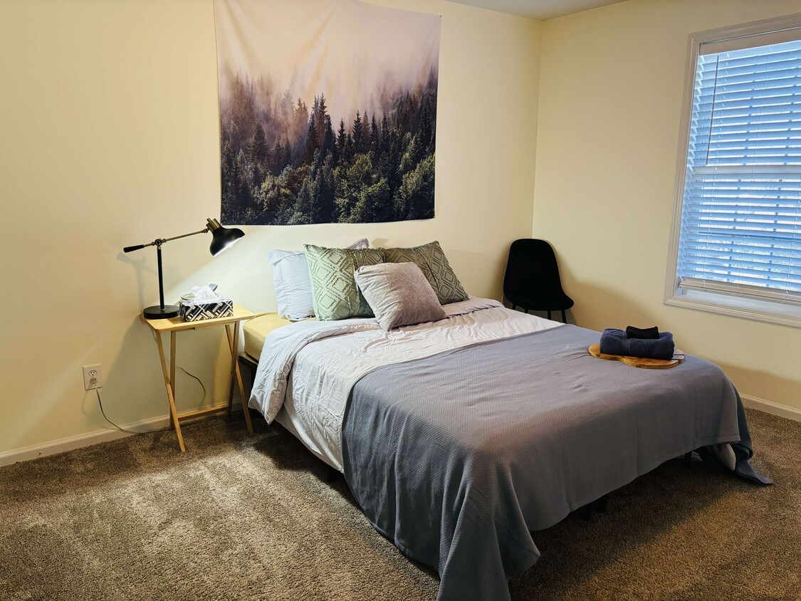 Spacious bedroom with comfortable full-sized bed. - 105 Lincoln Place Cir