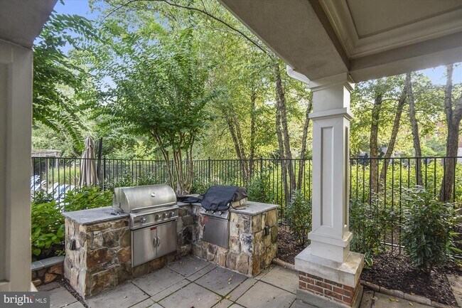 Building Photo - 1976 Logan Manor Dr