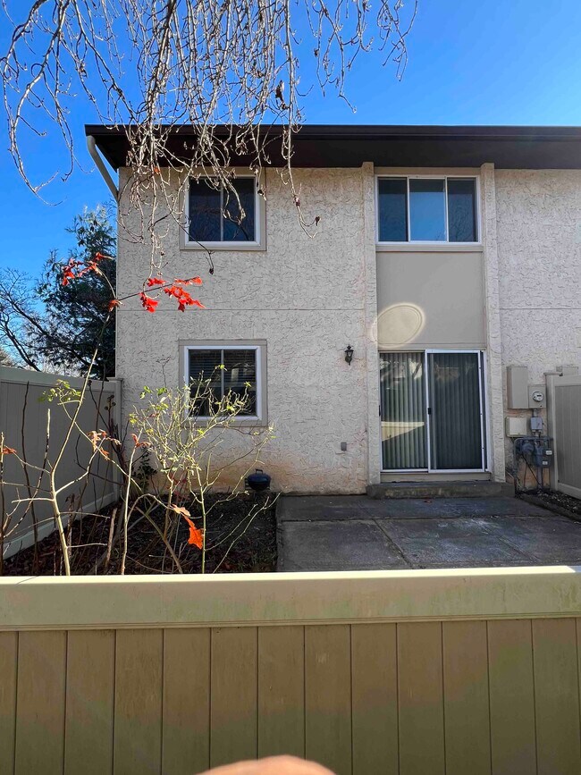 Building Photo - 139 Tennyson Dr