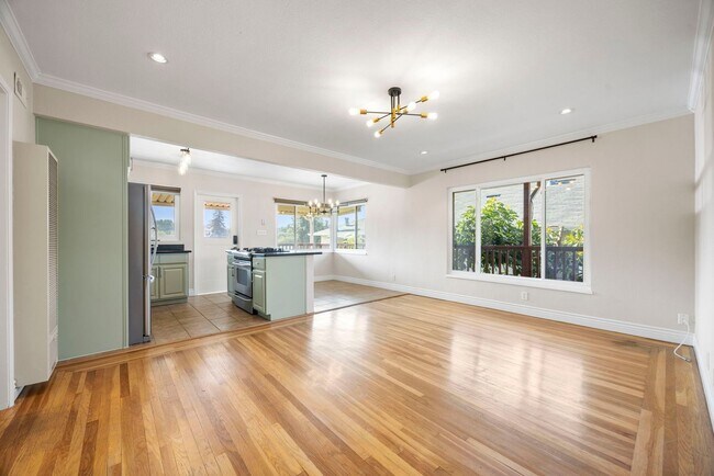 Foto del edificio - Stunning 2-Bed, 1-Bath Condo in the Heart ...