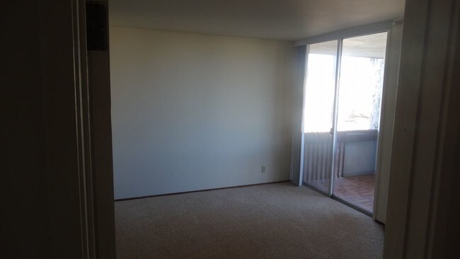 Building Photo - One Bedroom Blocks from Bgame Ave/Cal-train