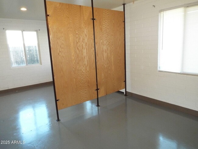 Building Photo - 917 E Dunlap Ave