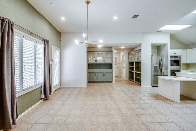 Foto del edificio - Beautiful and Spacious with Everything You...