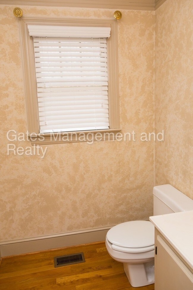 Building Photo - Lovely duplex in Historic Hillsborough