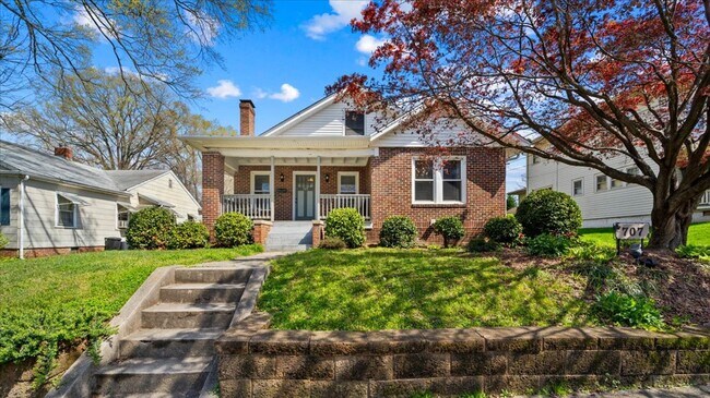 Building Photo - 3 Bedroom Near UNCG - Available Furnished ...