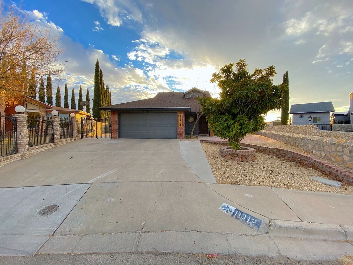 Primary Photo - East El Paso 4 bed Refrig A/C!
