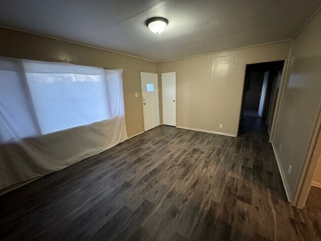 Building Photo - AVAILABLE NOW!