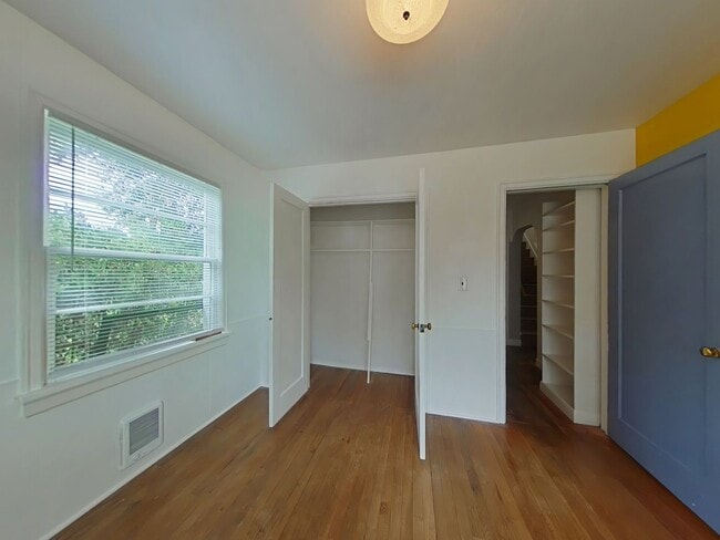 Building Photo - 2 Bedroom House ~ Close to Campus ~ Pet Fr...