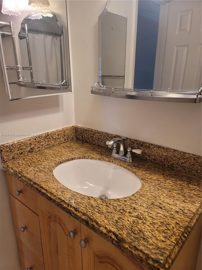 Foto del edificio - 6900 N Kendall Dr