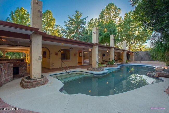 Building Photo - 3844 E Vineyard Rd