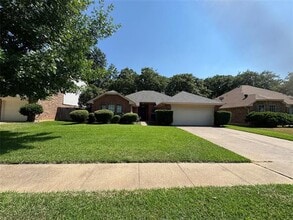 Building Photo - 521 Post Oak Rd